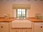 Handmade kitchen units with shabby chic touches Handmade kitchen units with shabby chic touches