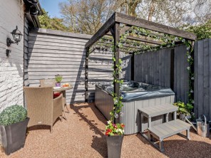 1 bedroom Houses / Villas near Christchurch, Hampshire, England